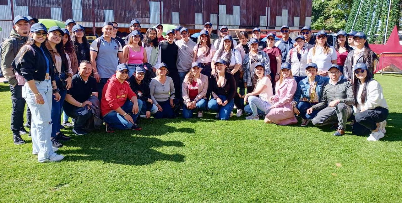 The Inalambria team gathered outdoors, wearing company caps