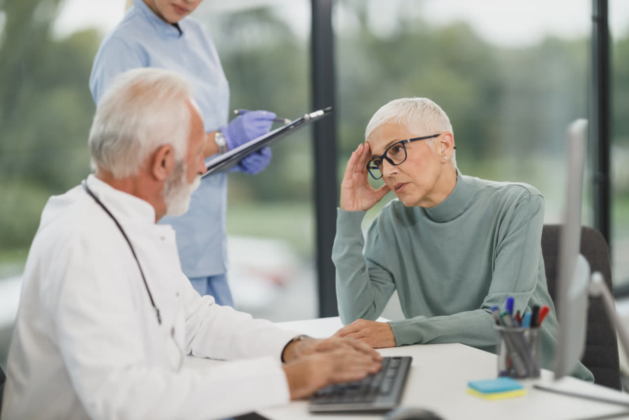 Médico atiende a una paciente durante una consulta